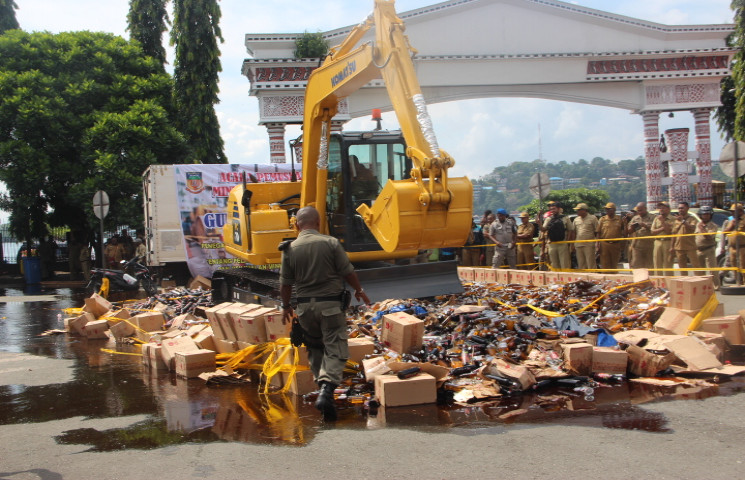 Ribuan Botol Miras Sitaan Dimusnahkan